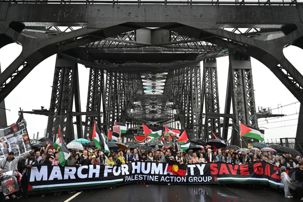 SYDNEY (Australia), 03/08/2025.- Thousands of protesters walk across the Sydney Harbour Bridge during the Palestine Action Group's March for Humanity in Sydney, Australia, 03 August 2025. (Protestas) EFE/EPA/DEAN LEWINS AUSTRALIA AND NEW ZEALAND OUT