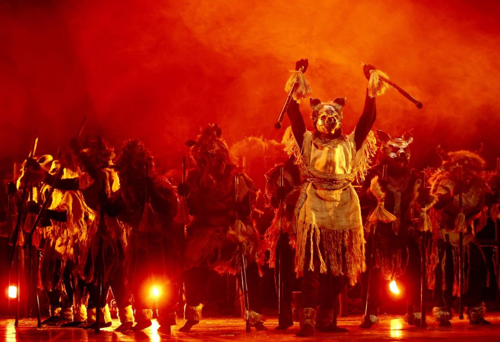 Adaptación teatral de 'Rebelión en la Granja', de George Orwell, interpretada por los alumnos de la Escuela Nacional de Drama de la India. EFE/EPA/Archivo/JAGADEESH NV