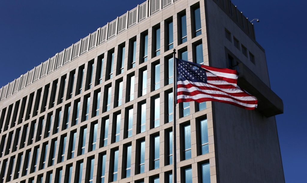 La bandera de Estados Unidos ondea en la embajada de ese país en La Habana (Cuba). EFE/Archivo/Alejandro Ernesto