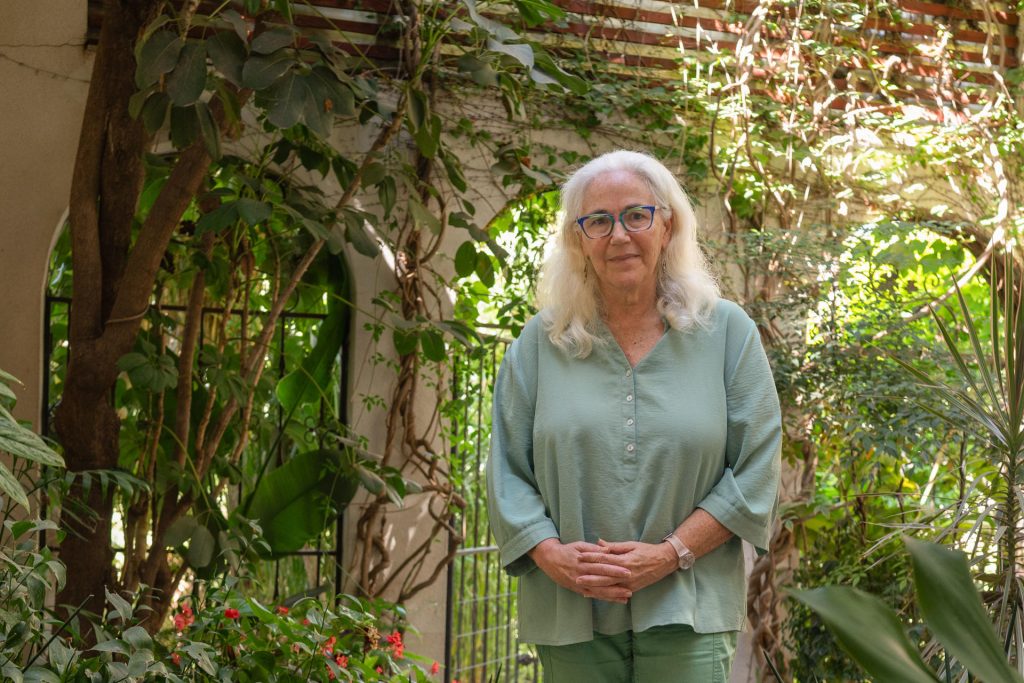 En la imagen, Ariela Bairey-Ben Ishay, de 67 años. A medio camino entre Jerusalén y Tel Aviv, sobre una colina rodeada de cerros, jardines floridos y murales coloridos, el silencio del verano solo se rompe con los gritos de niños que corren por la calle, hablando en hebreo y árabe junto a sus maestras. 
EFE/ Magda Gibelli