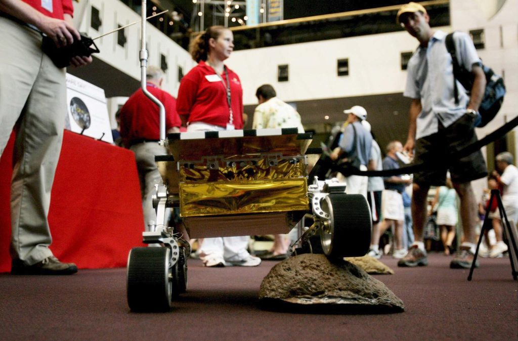 Unos visitantes observan el robot "Sojourner Rover" en Washington DC. EFE/Archivo/Stefan Zaklin.