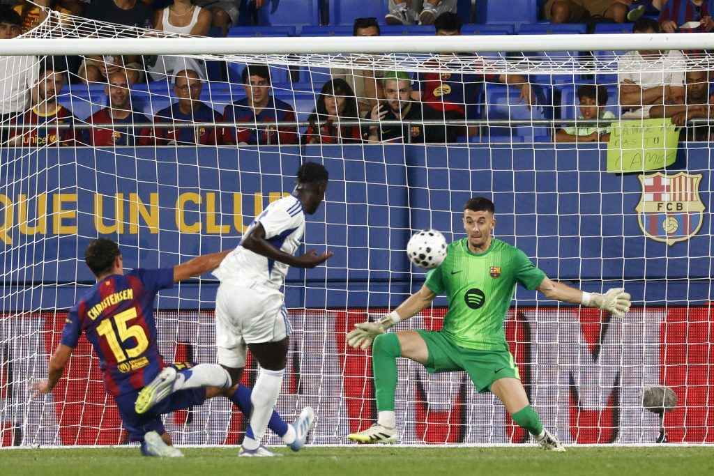 El guardameta del FC Barcelona Joan García (d) detiene un balón durante el encuentro correspondiente a la 60.ª edición del Trofeo Joan Gamper que FC Barcelona y Como 1907 jugaron el 10 de agosto en el estadio Johan Cruyff de la localidad barcelonesa de Sant Joan Despi. EFE/Quique García