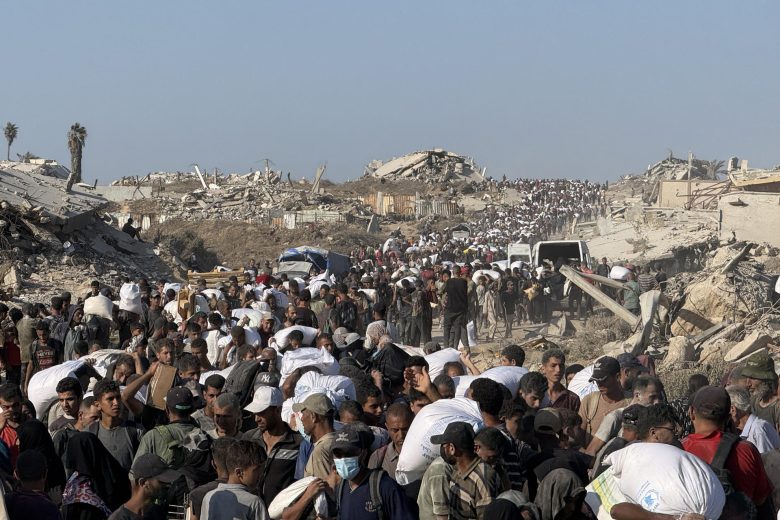 Si no asaltas el camión, no comes": La lucha por harina "empapada de sangre" en Gaza | Qué Pasa