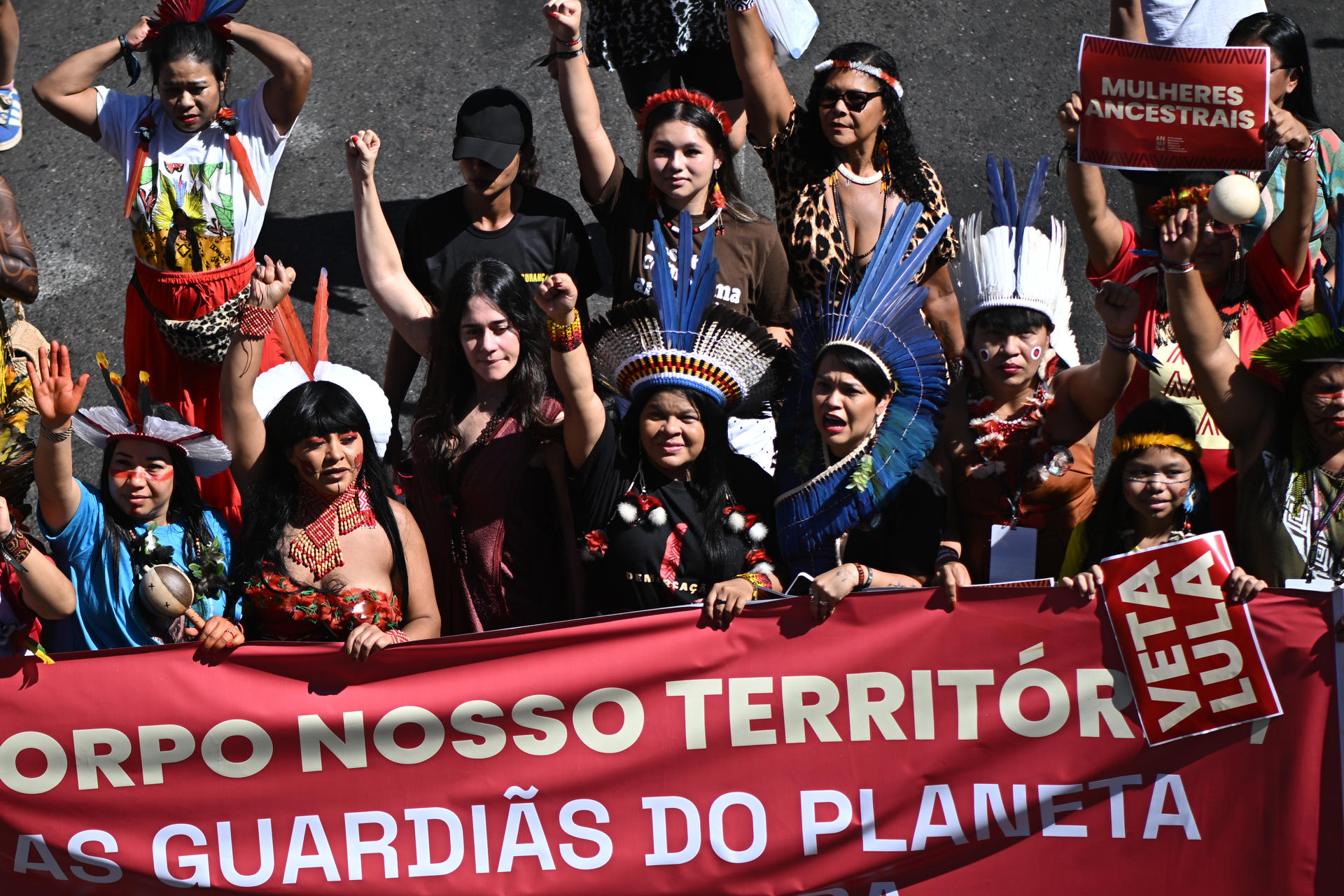 Cientos de mujeres indígenas protestan en Brasilia contra la violencia ...