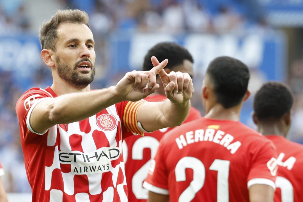 El delantero uruguayo del Girona Cristian Stuani celebra un gol la pasada temporada. EFE/ Javier Etxezarreta