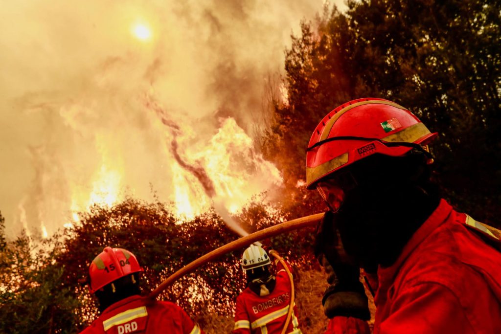 Bomberos combaten las llamas durante un incendio forestal en Fundao (Portugal). EFE/EPA/ MIGUEL PEREIRA DA SILVA