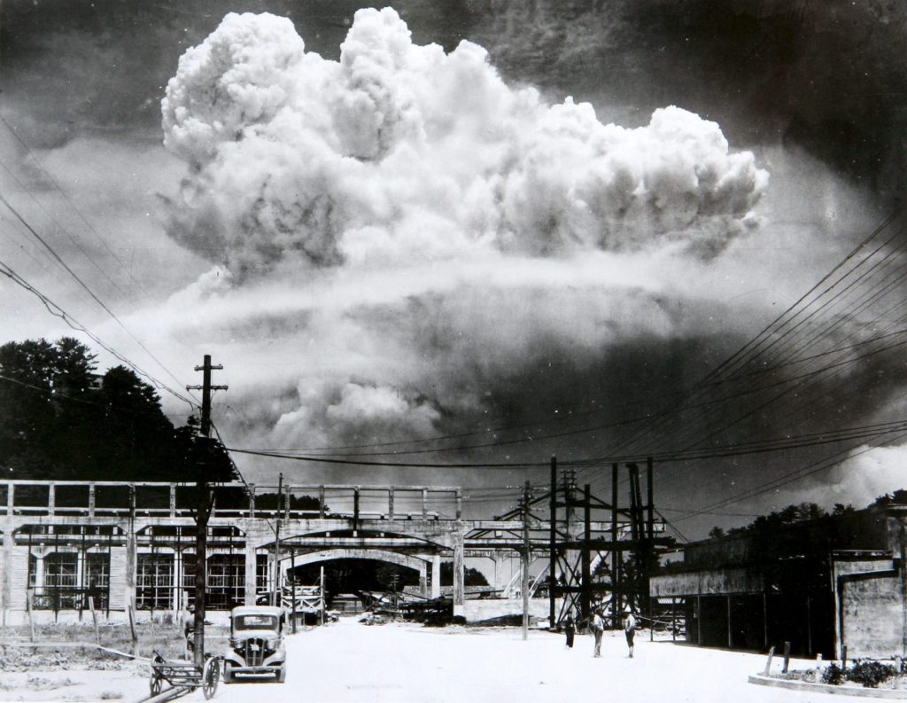 Foto de archivo facilitada por el Museo de la Bomba Atómica de Nagasaki que muestra la nube en forma de champiñón originada el 9 de agosto de 1945 al hacer explosión la bomba atómica en la ciudad japonesa de Nagasaki. EFE/Archivo