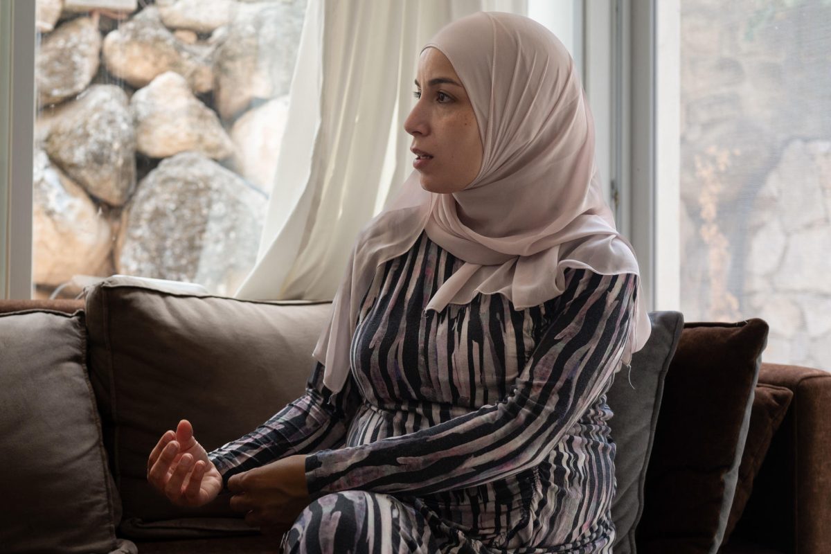 En la imagen, Shahed Abu Hamad, de 35 años. A medio camino entre Jerusalén y Tel Aviv, sobre una colina rodeada de cerros, jardines floridos y murales coloridos, el silencio del verano solo se rompe con los gritos de niños que corren por la calle, hablando en hebreo y árabe junto a sus maestras. 
EFE/ Magda Gibelli
