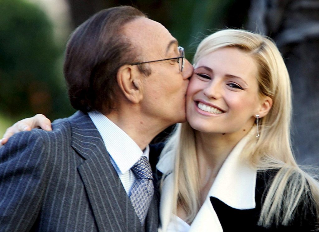 El presentador de televisión italiano Pippo Baudo (izq) besa a la presentadora suiza de televisión Michelle Hunziker, ex mujer del cantante italiano Eros Ramazzotti, en Sanremo el 29 de enero de 2007, durante la presentación de la 57 edición del festival de la canción italiana.
EFE/LUCA ZENNARO