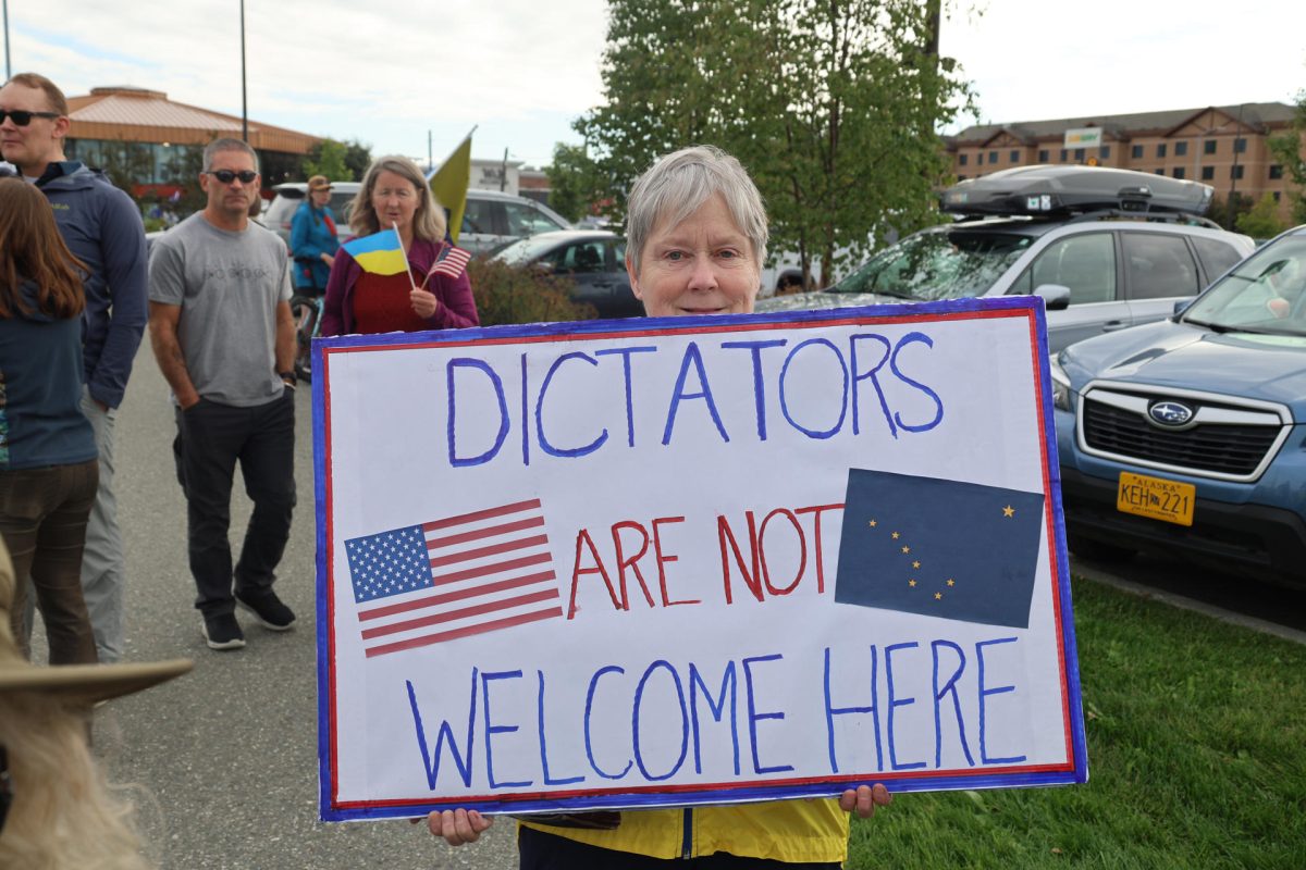 Manifestante con cartel durante una protesta este jueves, en contra de la reunión prevista entre el presidente de Estados Unidos, Donald Trump, y su homólogo ruso, Vladímir Putin en Anchorage, Alaska (Estados Unidos). 
 EFE/ Octavio Guzmán
