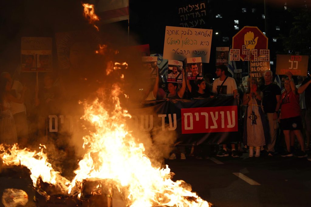 Manifestación frente a la sede militar de Kirya en Tel Aviv, Israel, 16 de agosto de 2025. Familiares de rehenes israelíes y sus partidarios salieron a las calles pidiendo al gobierno que firme un acuerdo de liberación de rehenes y alto el fuego. (Protestas) 
EFE/EPA/ATEF SAFADI
 
Tel Aviv (Israel), 16/08/2025.- Manifestantes asisten a una manifestación frente a la sede militar de Kirya en Tel Aviv, Israel, 16 de agosto de 2025. Familiares de rehenes israelíes y sus partidarios salieron a las calles pidiendo al gobierno que firme un acuerdo de liberación de rehenes y alto el fuego. (Protestas) EFE/EPA/ATEF SAFADI