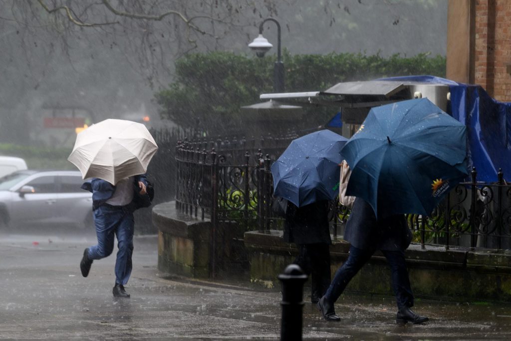 Las fuertes lluvias que azotan desde hace una semana el este de Australia han dejado este miércoles dos fallecidos. EFE/EPA/STEVE MARKHAM AUSTRALIA AND NEW ZEALAND OUT