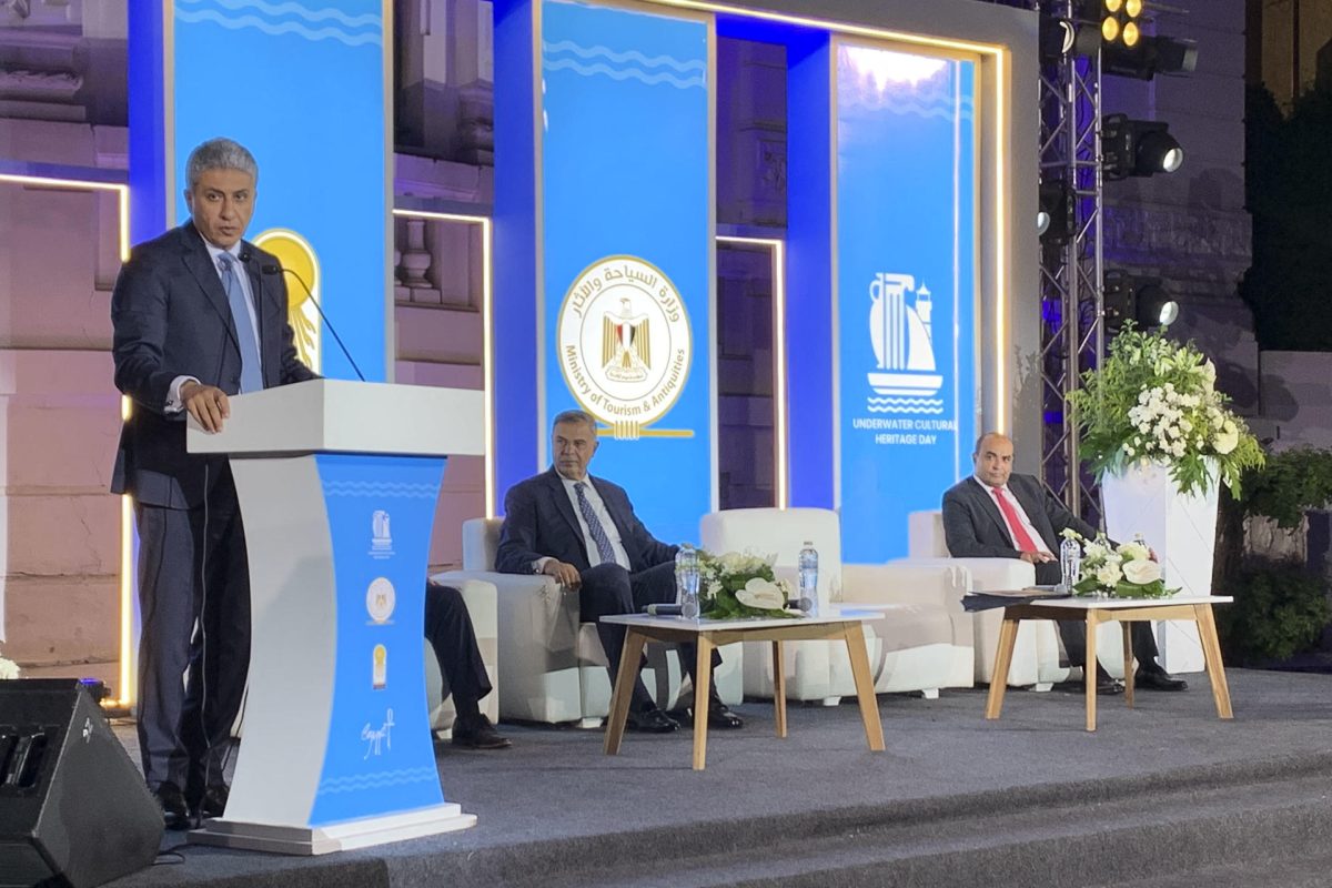 Inauguración de la nueva exposición temporal del Museo Nacional de Alejandría con estatuas hundidas durante siglos en el Mediterráneo. En la imagen, el ministro de Turismo y Antigüedades egipcio, Sherif Fathy (i), durante su intervención. EFE/Pablo de Aguinaco
