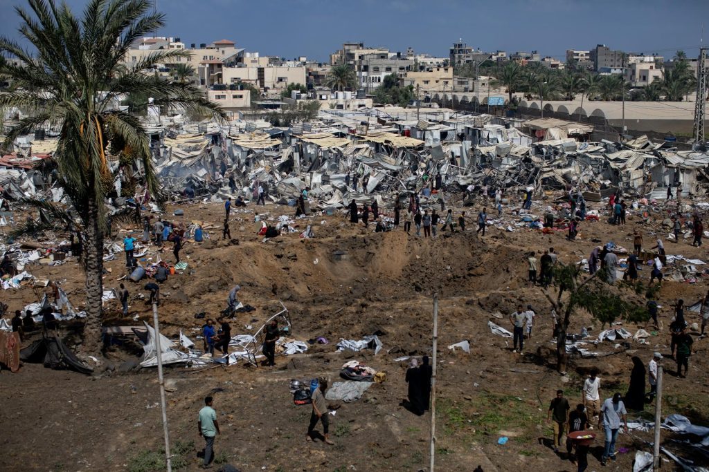 Palestinos desplazados inspeccionan los daños tras un ataque israelí en el campamento de Al-Manasrah, que albergaba a más de 200 familias en Deir al-Balah, en el centro de la Franja de Gaza, 21 de agosto de 2025. EFE/HAITHAM IMAD