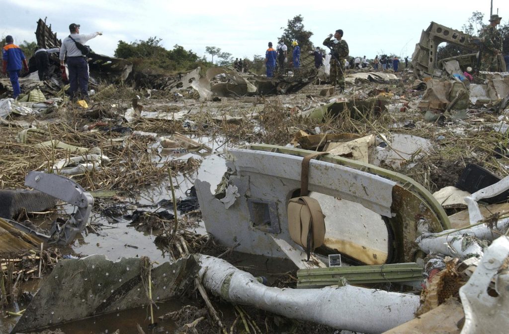 Miembros del cuerpo de rescate realizan labores en el lugar donde se estrelló el avión de West Caribbean, en el estado venezolano de Zulia. EFE/Archivo/Alejandro Mejias