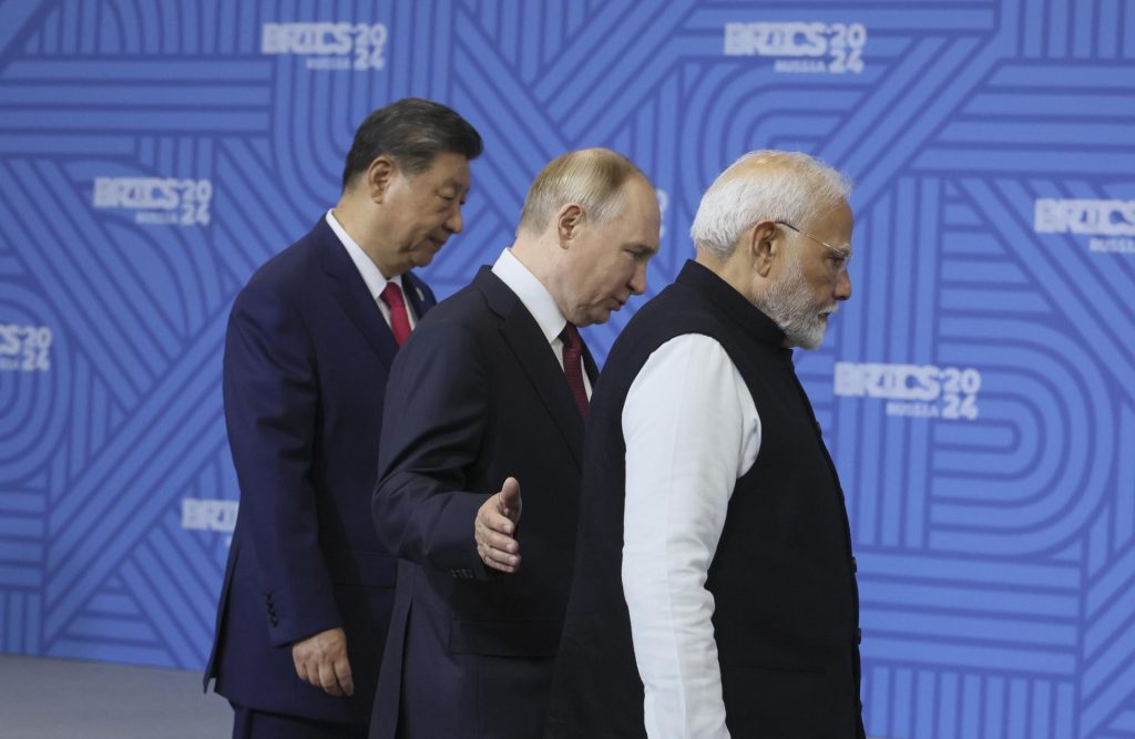 Imagen de archivo de un encuentro previo del presidente chino, Xi Jinping, el ruso, Vladimir Putin, y el primer ministro indio, Narendra Modi. (Rusia) EFE/EPA/MAXIM SHIPENKOV