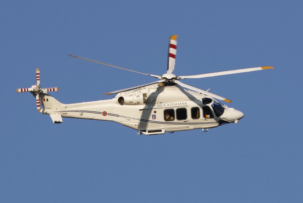 Helicóptero en el que llegó este viernes el papa al acto central del Jubileo de la Juventud, en Roma. EFE/EPA/FABIO FRUSTACI