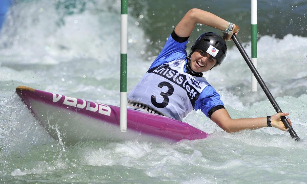 Fotografía de Hendrik Schmidt, en la que puede verse en una imagen de archivo del 9 de julio de 2011 a la piragüista australiana Jessica Fox. EFE