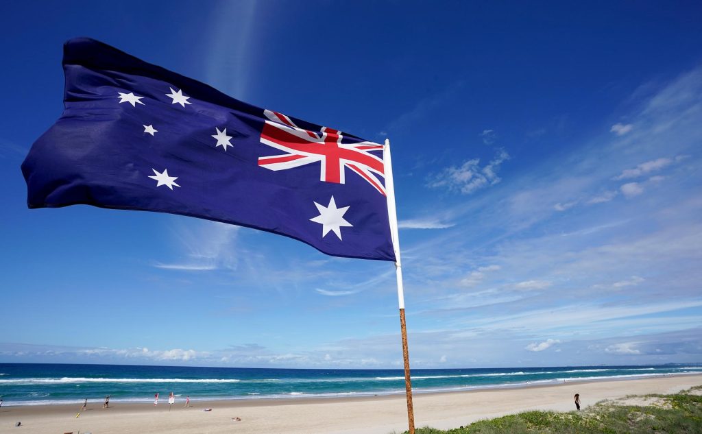 Fotografía de archivo de una playa de Australia y una bandera del país austral. 
EFE/EPA/DAVE HUNT AUSTRALIA AND NEW ZEALAND OUT[AUSTRALIA AND NEW ZEALAND OUT]