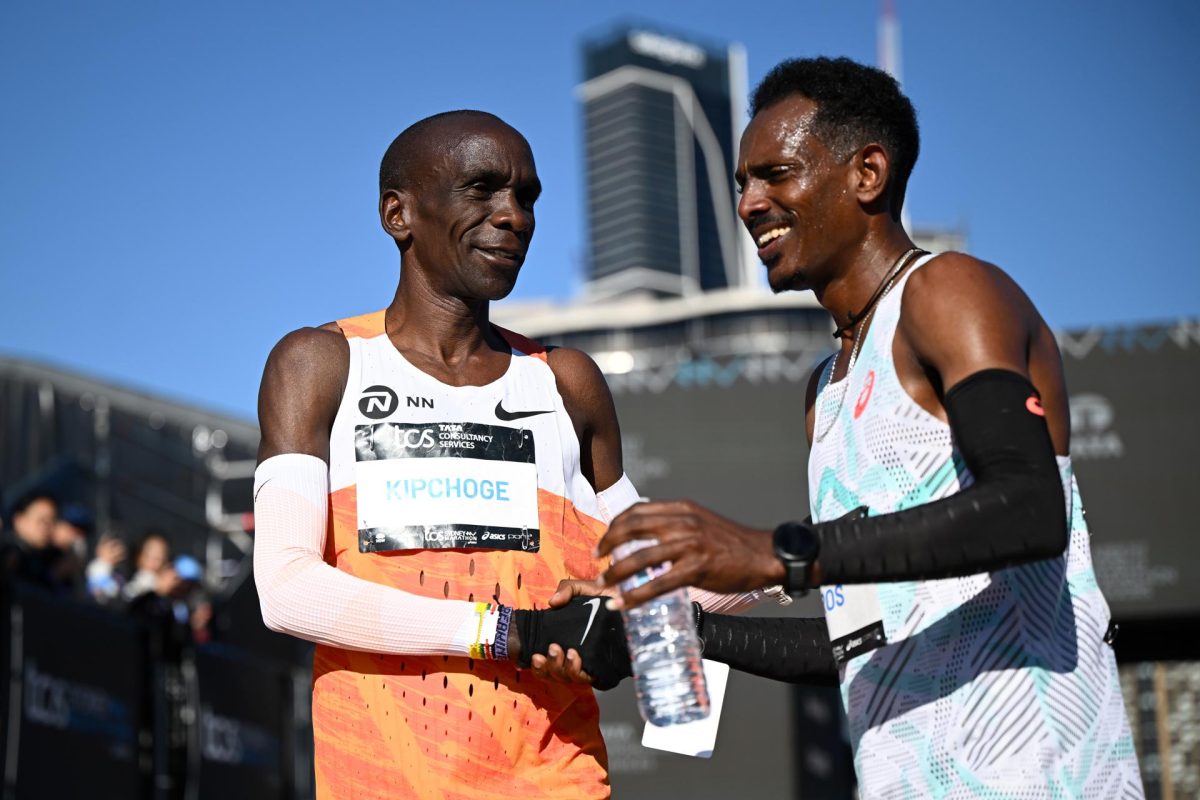 El legendario Eliud Kipchoge (i), bicampeón olímpico de maratón, felicita a su compatriota etíope Hailemaryam Kiros, ganador del Maratón d Sídney. EFE/EPA/BIANCA DE MARCHI
