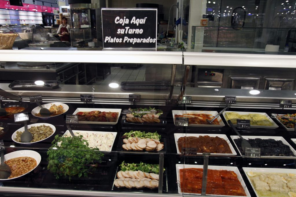 Sección de Platos Preparados de un supermercado en España. EFE/ J. M Espinosa