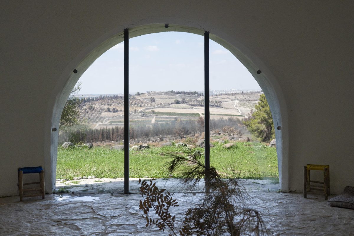En la imagen, Lugar de rezo y vistas de la comunidad de Neve Shalom/Wahat Al-Salam. A medio camino entre Jerusalén y Tel Aviv, sobre una colina rodeada de cerros, jardines floridos y murales coloridos, el silencio del verano solo se rompe con los gritos de niños que corren por la calle, hablando en hebreo y árabe junto a sus maestras. 
EFE/ Magda Gibelli
