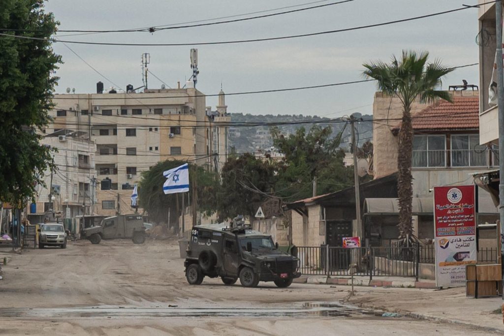 Tanques militares con banderas israelíes en Yenín Cisjordania ocupada. EFE/Magda Gibelli