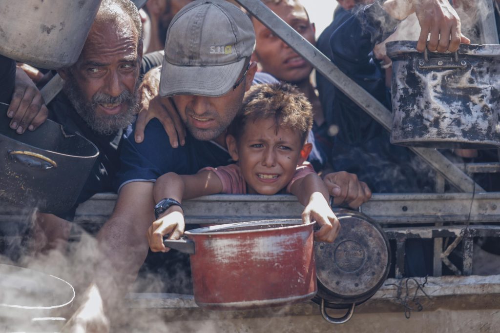 Fotografía tomada el 22 de julio en la ciudad de Gaza, de niños tratando de conseguir comida en los centros de distribución de ayuda humanitaria. EFE/UNICEF/Mohammed Nateel -SOLO USO EDITORIAL/SOLO DISPONIBLE PARA ILUSTRAR LA NOTICIA QUE ACOMPAÑA (CRÉDITO OBLIGATORIO)