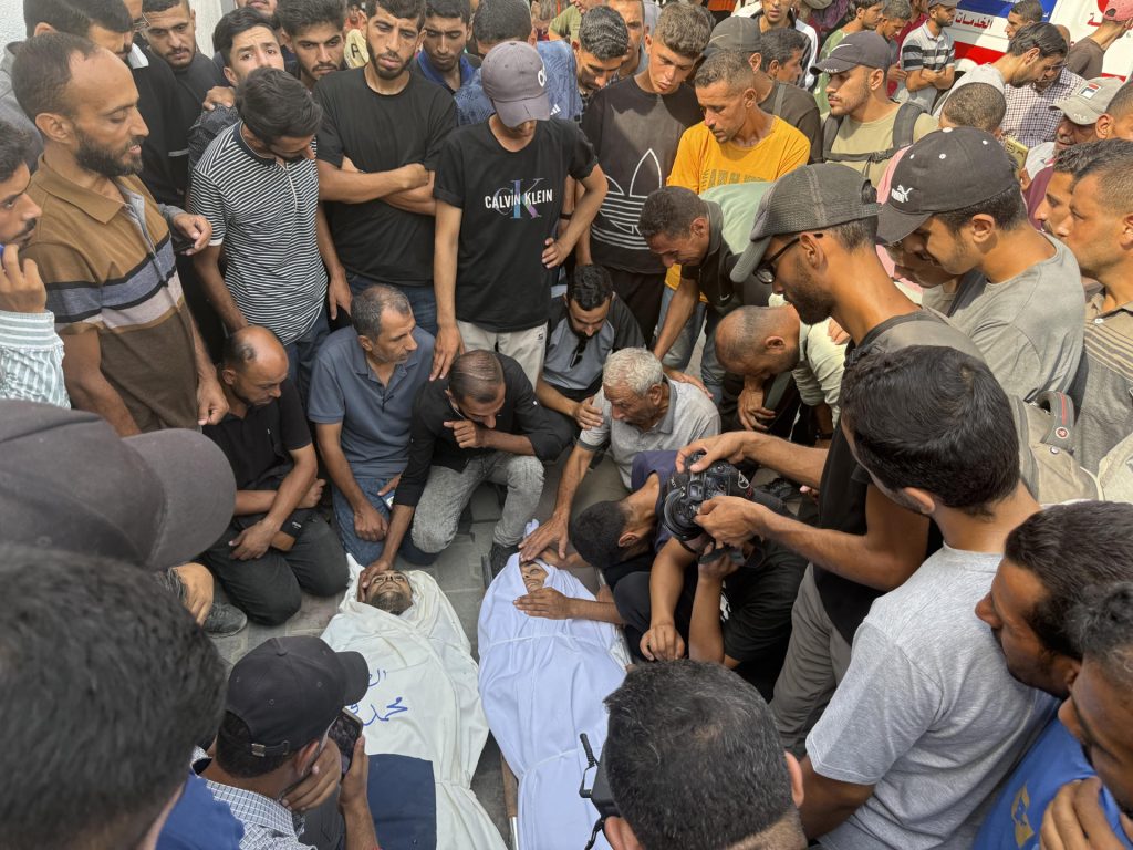 Funeral en Gaza tras un ataque israelí en una imagen reciente.EF E/Ahmad Awad