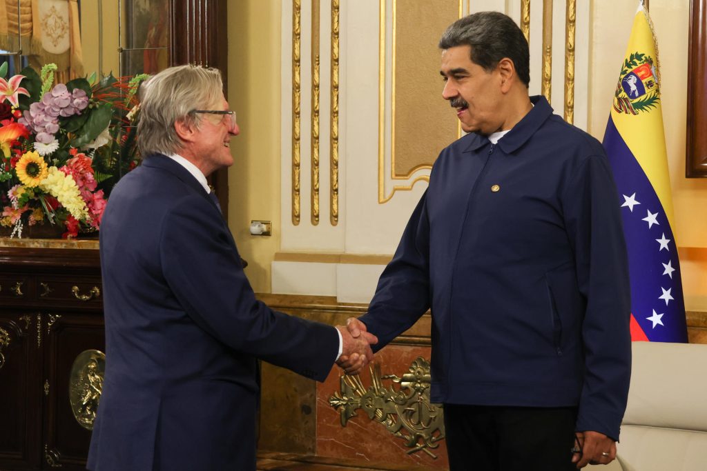 Fotografía cedida por Prensa del Palacio de Miraflores donde se observa al presidente de Venezuela, Nicolás Maduro (d), saludando al secretario general de la Organización del Tratado de Cooperación Amazónica (OTCA), Martin Von Hildebrand, este viernes, en Caracas (Venezuela). EFE/ Palacio de Miraflores