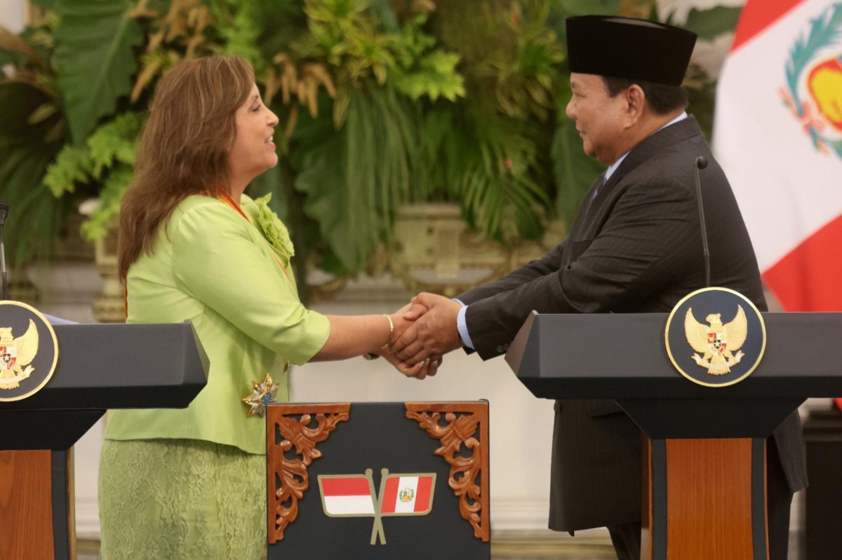 La presidenta de Perú, Dina Boluarte (i), y su homólogo indonesio, Prabowo Subianto, durante la visita a Yakarta de la mandataria latinoamericana.
EFE/EPA/ADI WEDA
