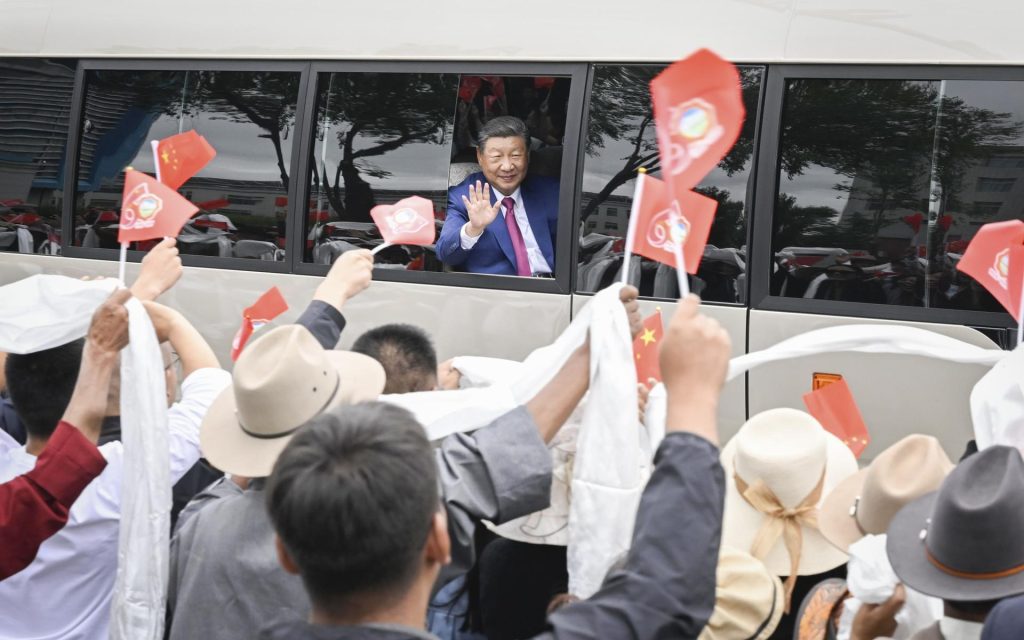 El presidente chino, Xi Jinping, saluda a la gente desde el automóvil en la ciudad de Lhasa, en la región autónoma del Tibet, a donde llegó para celebrar el l60 anviversario de la fundación de la región. EFE/EPA/XINHUA / Shen Hong CHINA OUT / UK AND IRELAND OUT / MANDATORY CREDIT EDITORIAL USE ONLY