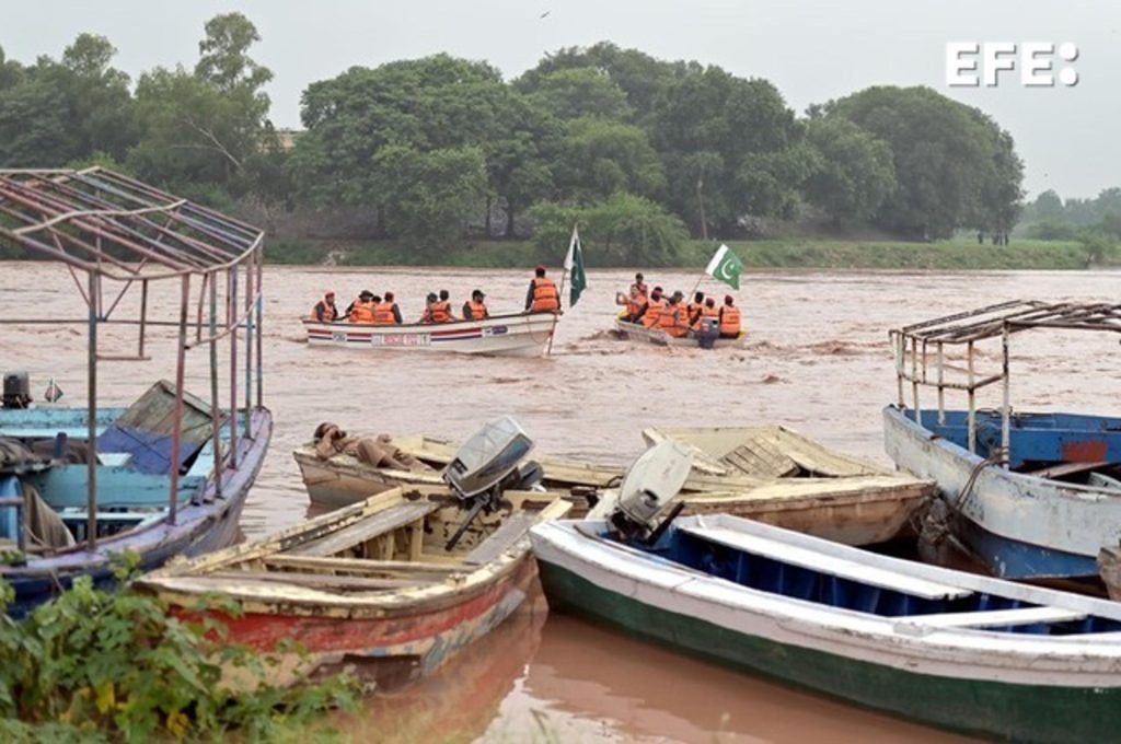 Equipos de rescate patrullan por el río Ravi, en Pakistán, tras la subida de las aguas en Lahore. EFE/EPA/AMJAD HUSSAIN