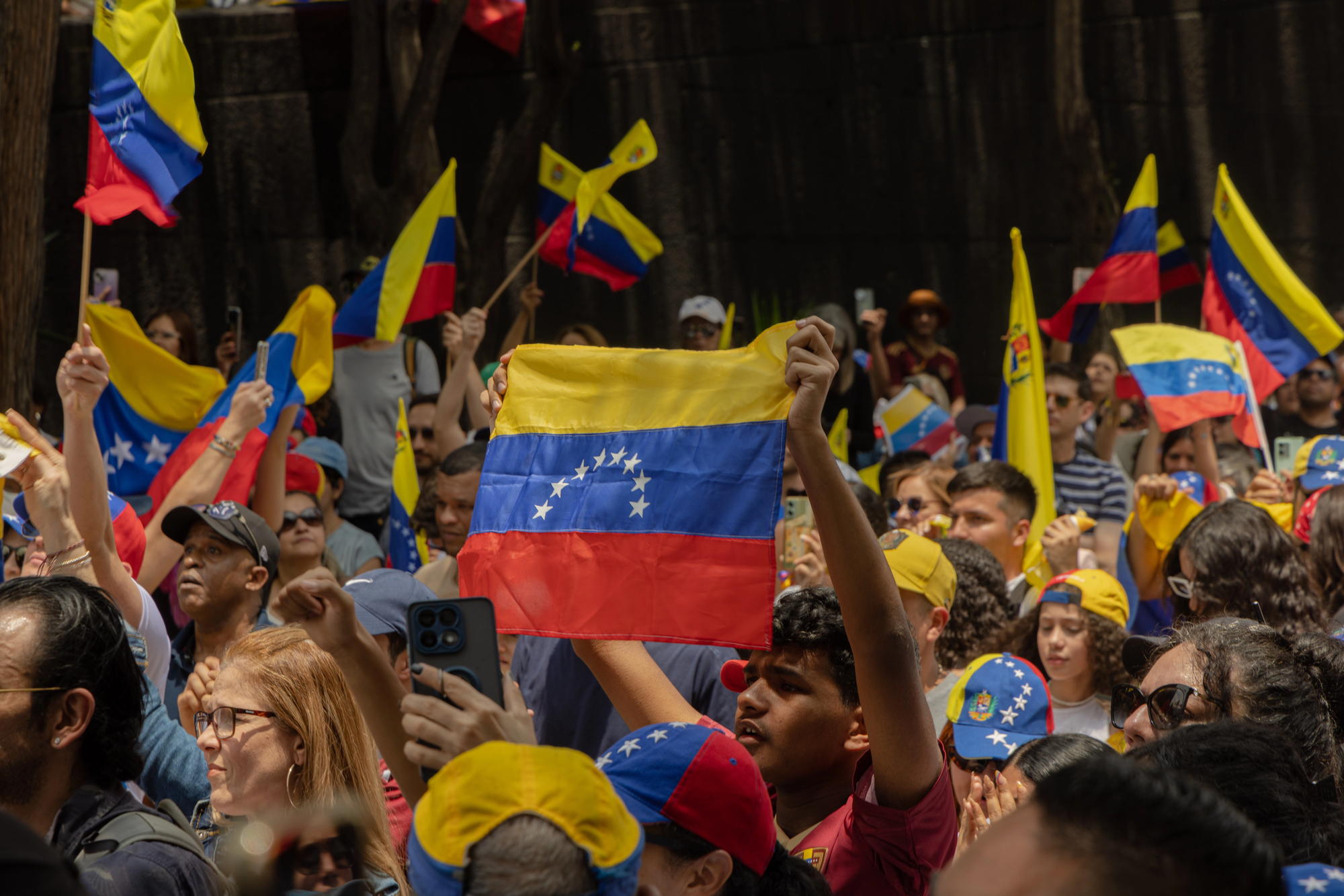 Juez federal bloquea cancelación del TPS para venezolanos y haitianos ...