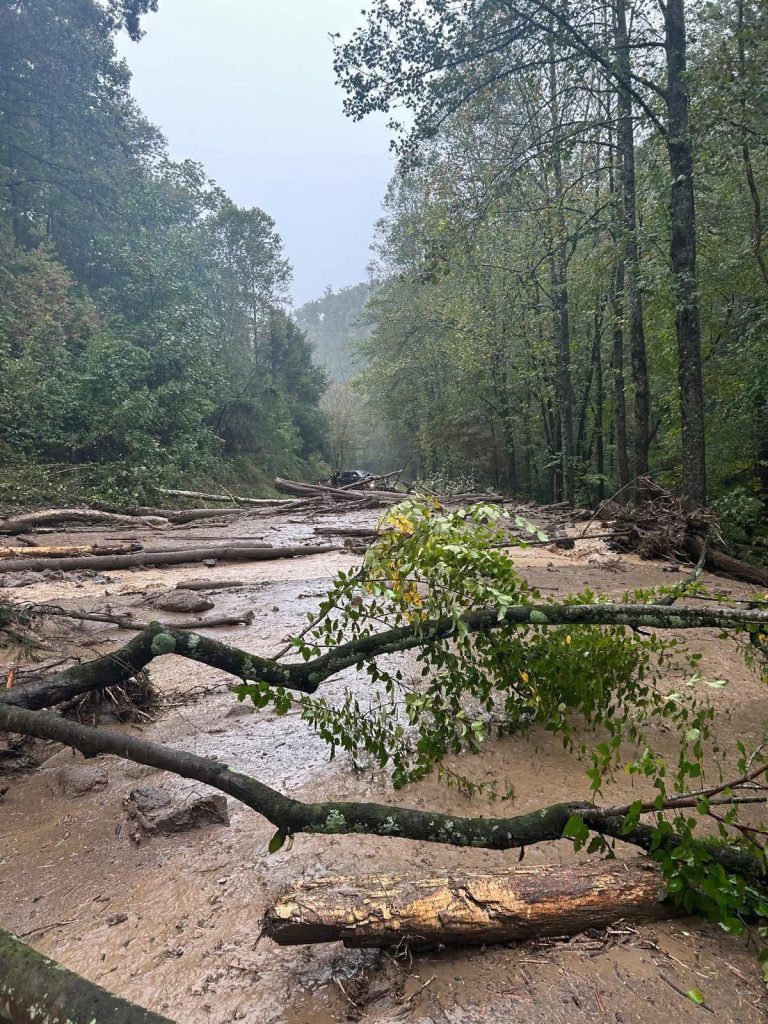 Un deslizamiento de tierra en Gatlinburg, Tennessee, cierra la circunvalación. Descubre los últimos detalles sobre daños e interrupciones.