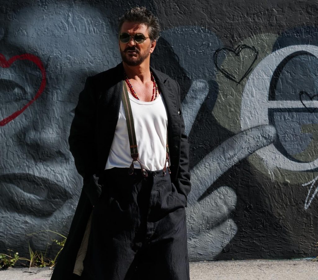 El cantautor guatemalteco Ricardo Arjona sorprendió a sus miles de seguidores en Estados Unidos al anunciar su nueva gira “Lo que el Seco no dijo”, en la que Charlotte, Carolina del Norte, será una de las ciudades escogidas.