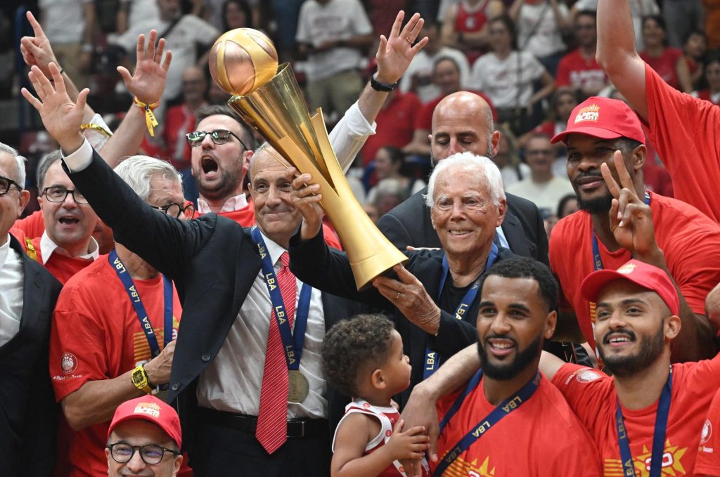 El diseñador italiano Giorgio Armani levanta el trofeo de campeones de la liga italiana de baloncesto con el Olimpia Milano el 23 de junio de 2023. EFE/EPA/DANIEL DAL ZENNARO