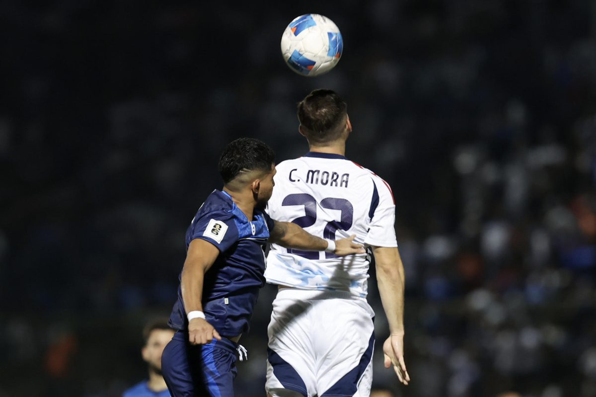 Carlos Mora (d), de Costa Rica, cabecea el balón en un partido por la clasificación de Concacaf para la Copa Mundial de Fútbol entre Nicaragua y Costa Rica en el estadio Nacional de Fútbol, en Managua (Nicaragua). EFE/ STR
