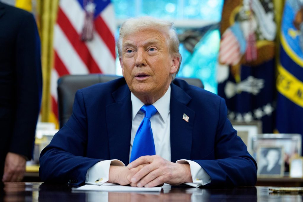 El presidente de los Estados Unidos, Donald Trump, al atender a medios, durante la firma de una Orden Ejecutiva que autoriza la nueva Trump Gold Card, un programa de visas que será supervisado por el Secretario de Comercio, en el Despacho Oval de la Casa Blanca, en Washington DC (EE.UU.). EFE/Aaron Schwartz/Pool