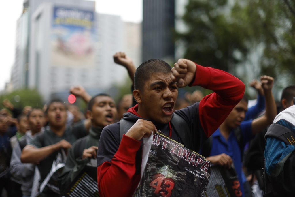 Estudiantes normalistas participan en una protesta en el onceavo aniversario de la desaparición de 43 estudiantes de Ayotzinapa, este viernes en Ciudad de México (México). EFE/ Sáshenka Gutiérrez