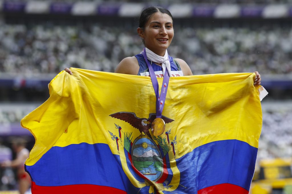 Paula Milena Torres celebra su tercer puesto en los 35 km marcha de los Mundiales de atletismo de Tokio 2025. EFE/EPA/FRANCK ROBICHON