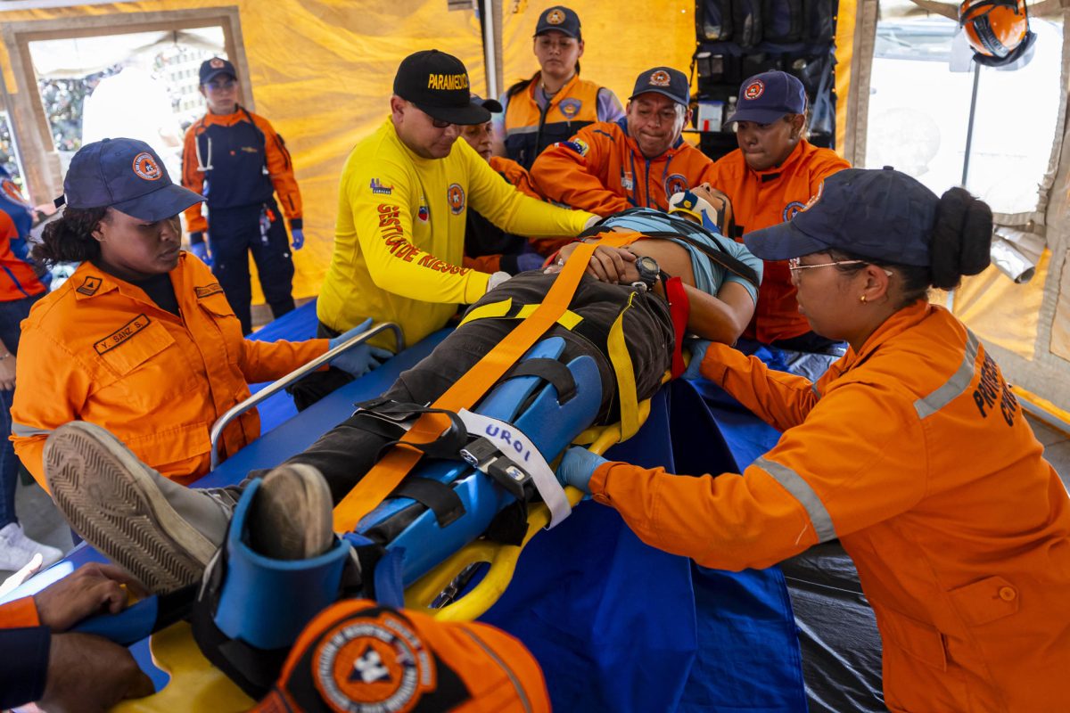 Personas participan en un simulacro este sábado, en Caracas (Venezuela). EFE/ Miguel Gutiérrez
