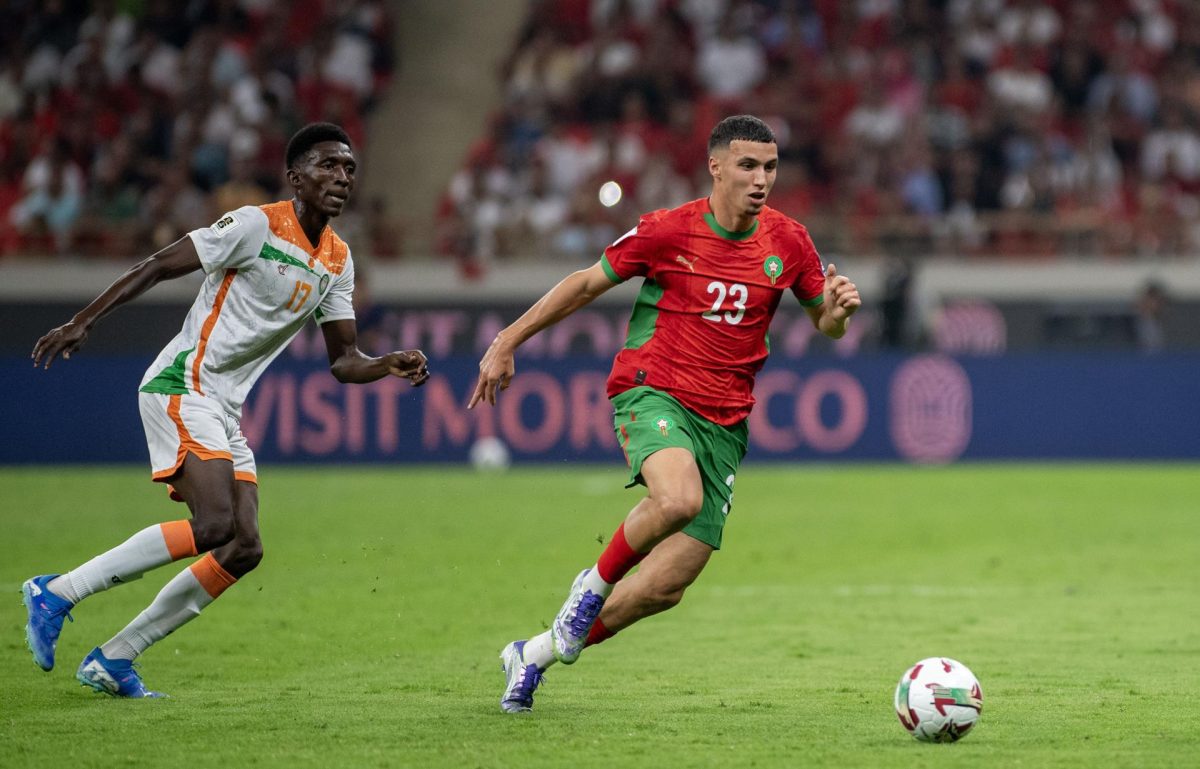 El marroquí Bilal El Khannous (d) en acción contra Mohamed Abdourahmane de Níger durante el partido de clasificación para la Copa Mundial de la FIFA entre Marruecos y Níger, en Rabat, Marruecos. EFE/EPA/JALAL MORCHIDI
