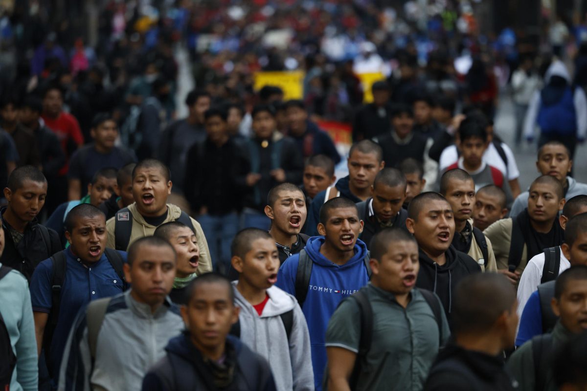 Estudiantes normalistas participan en una protesta en el onceavo aniversario de la desaparición de 43 estudiantes de Ayotzinapa, este viernes en Ciudad de México (México). EFE/ Sáshenka Gutiérrez
