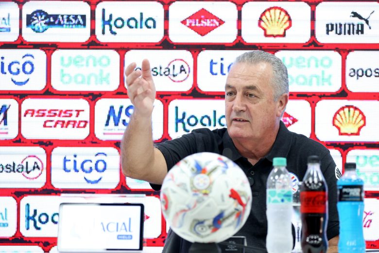 El seleccionador de Paraguay, Gustavo Alfaro, habla durante una conferencia de prensa en el Centro de Alto Rendimiento en Ypané (Paraguay). EFE/ Juan Pablo Pino