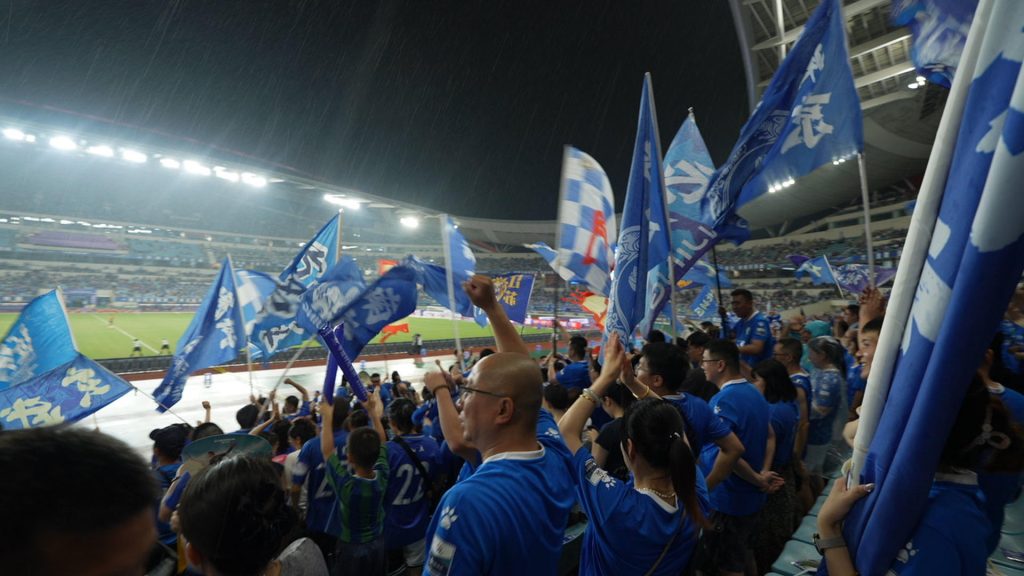 De las gradas al bolsillo, la Superliga de Fútbol de Jiangsu (Su Chao) ha pasado de ser un torneo de fútbol amateur a convertirse en un motor económico que mueve multitudes y millones en dicha región oriental china. CGTN/ SOLO USO EDITORIAL/SOLO DISPONIBLE PARA ILUSTRAR LA NOTICIA QUE ACOMPAÑA (CRÉDITO OBLIGATORIO)