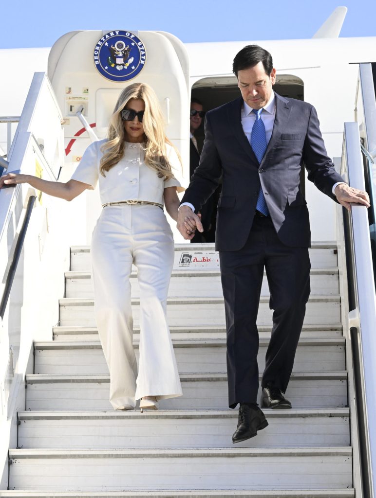 TEL AVIV (ISRAEL), 14/09/2025.- El Secretario de Estado de Estados Unidos, Marco Rubio, desembarca de su avión después de aterrizar en el aeropuerto Ben Gurion en Israel, este domingo. El secretario norteamericano de Estado, Marco Rubio, visitará con el primer ministro israelí, Benjamín Netanyahu, el Muro de las Lamentaciones en Jerusalén al inicio de una estancia en Israel durante la que abordará la situación en Gaza y expresará su rechazo al reconocimiento del Estado palestino, según fuentes de su entorno. EFE/ Embajada de EEUU en Israel SOLO USO EDITORIAL/SOLO DISPONIBLE PARA ILUSTRAR LA NOTICIA QUE ACOMPAÑA (CRÉDITO OBLIGATORIO)