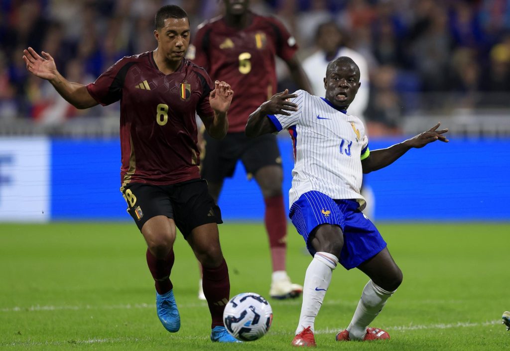 El belga Yuri Tielemans (i) pugna con el francés N'Golo Kante, durante un partido de la pasada edición de la Liga de las Naciones. EFE/EPA/GUILLAUME HORCAJUELO