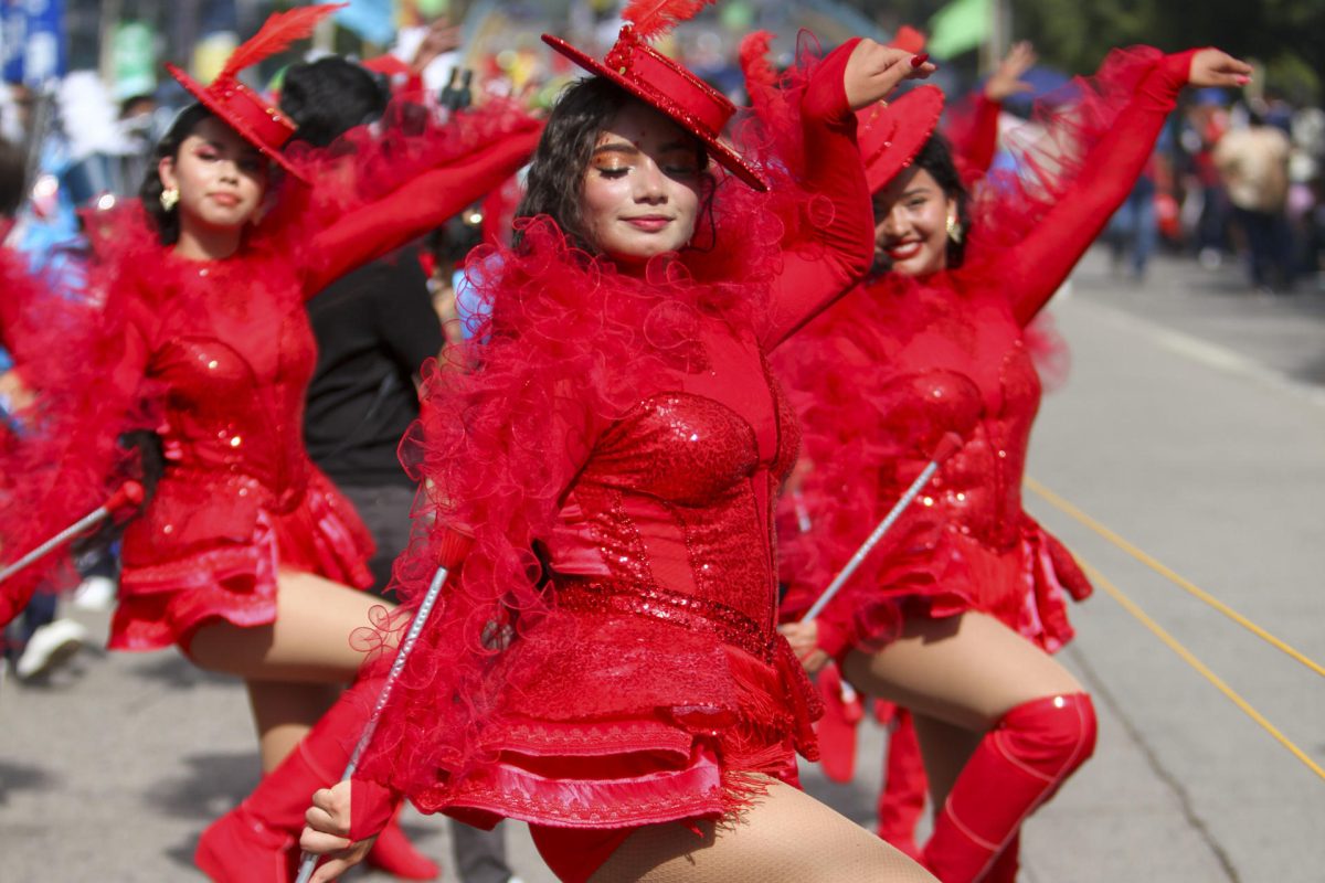 Personas participan en los actos de conmemoración del aniversario de la ciudad de Tegucigalpa este sábado, en Tegucigalpa (Honduras). EFE/STR
