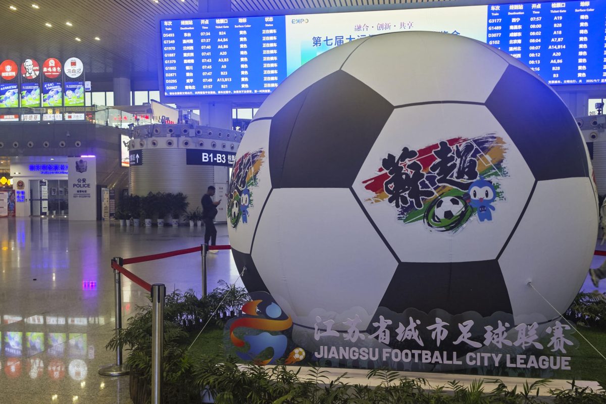 De las gradas al bolsillo, la Superliga de Fútbol de Jiangsu (Su Chao) ha pasado de ser un torneo de fútbol amateur a convertirse en un motor económico que mueve multitudes y millones en dicha región oriental china.EFE/ Guillermo Benavides
